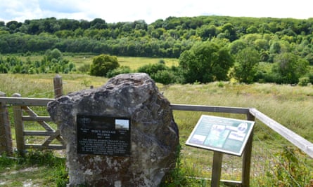 Memorial stone and plaque to Percy Pilcher who tested his Hawk gliders here at Austin Lodge, near Eynsford, Kent, in the 1890s. Pilcher died 1899.2C19C0B Memorial stone and plaque to Percy Pilcher who tested his Hawk gliders here at Austin Lodge, near Eynsford, Kent, in the 1890s. Pilcher died 1899.