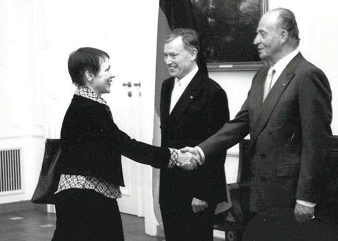 Helene Zuber, DER SPIEGEL's Spain correspondent, has been reporting on the Spanish royal family for decades. Here, she is shaking hands with Juan Carlos in Berlin in 2007 as then-German President Horst Köhler stands by.