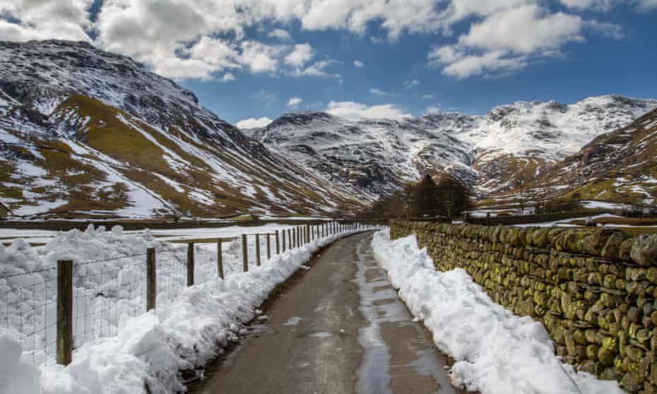 snowy lane towards Bowfell and Crinkle Crags