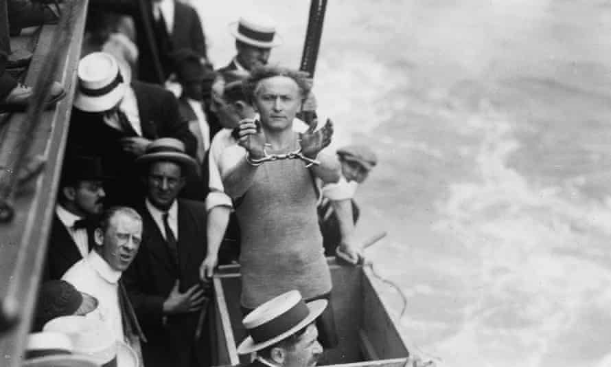 Harry Houdini performs a trick in New York’s East River.