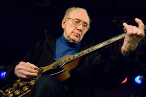 Les Paul at the Iridium jazz club on Broadway in 2007.