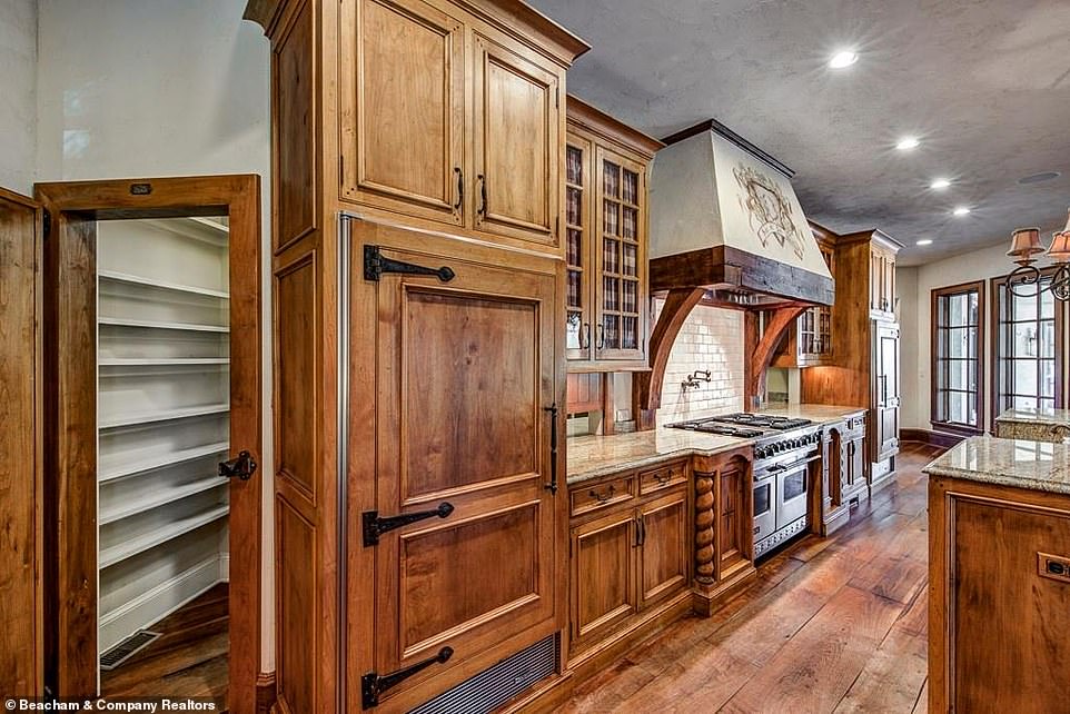 Throwback: In fact there is even an old-fashioned coat of arms on the range hood in the kitchen, which additionally features a small chandelier with rose pink lampshades