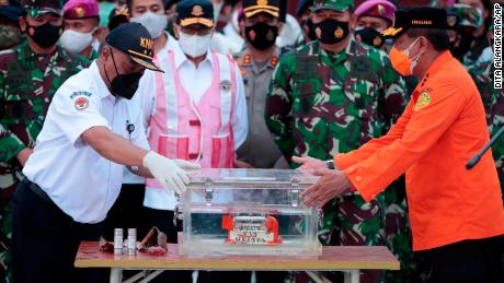 Chief of National Transportation Safety Committee Soerjanto Tjahjono, left, and Chief of National Search and Rescue Agency Bagus Puruhito with the retrieved flight data recorder on Tuesday. 