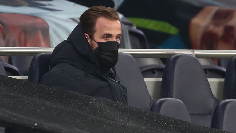 Harry Kane watches on during Tottenham&#39;s game against Chelsea