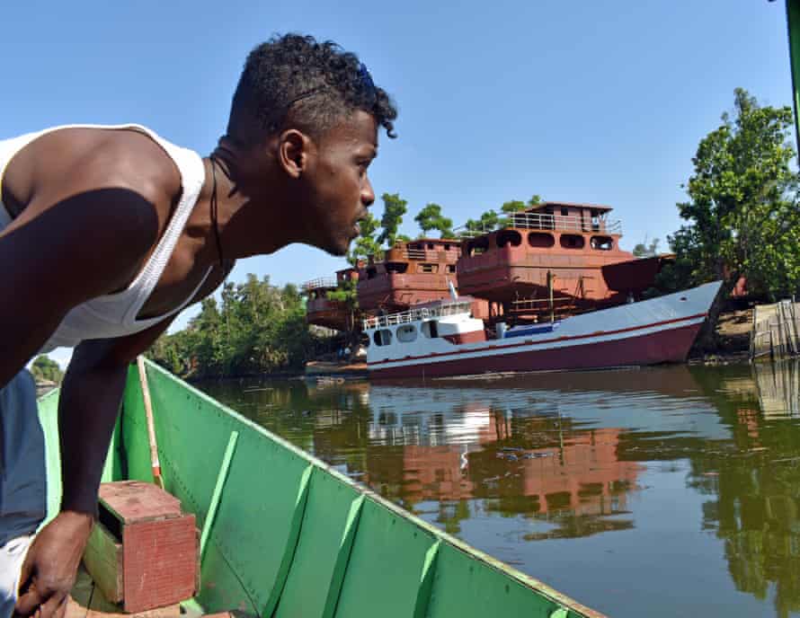 A boatman at start of Pangalanes canal