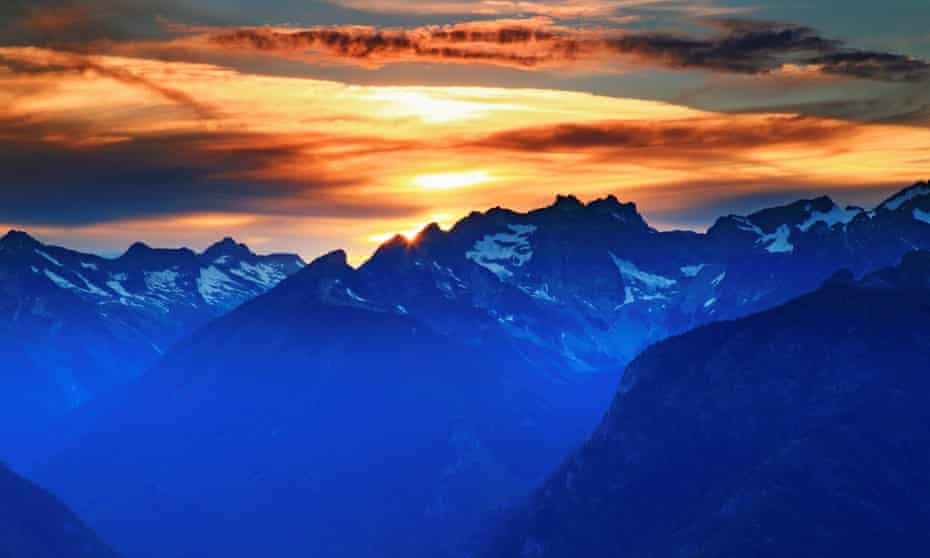 Looking west into North Cascades national park from Desolation Peak.