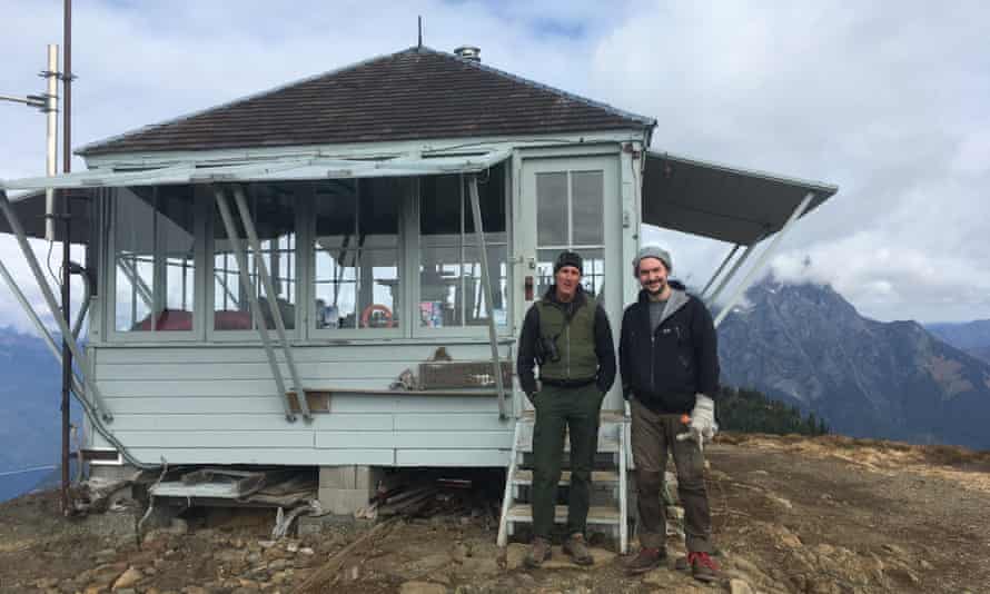 Jim Henterly, fire watchman at Desolation Peak, Cascade Mountains, Washington State, and writer Dan Richards .