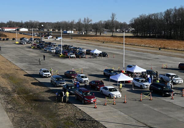 A mass coronavirus vaccination site in Poplar Bluff, Mo., last month. Missouri is halting vaccination distribution for the week because of safety risks from the storm.