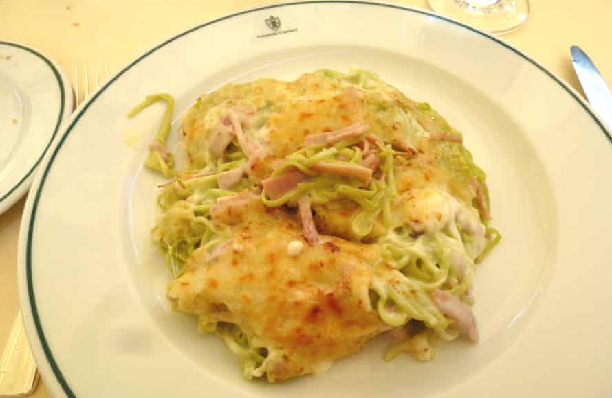 Tagliolini verdi gratinati con prosciutto cotto affumicato e besciamella at Locando Cipriani.