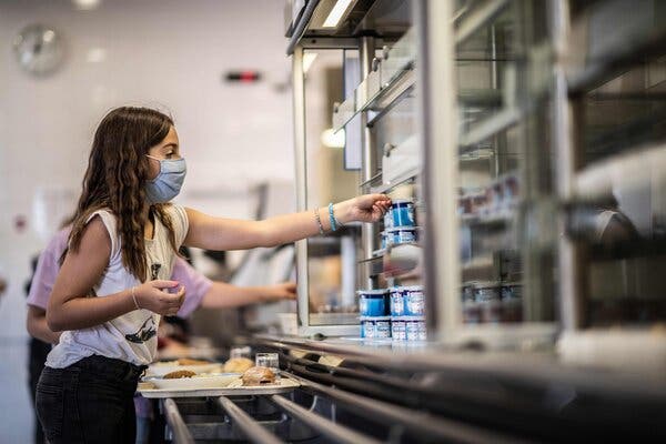 School meal programs, shuttered by the pandemic, must be maintained or expanded, the World Food Program said. A pupil chose items in the self-service cafeteria at a middle school outside Paris on the first day of classes in September 2020. 