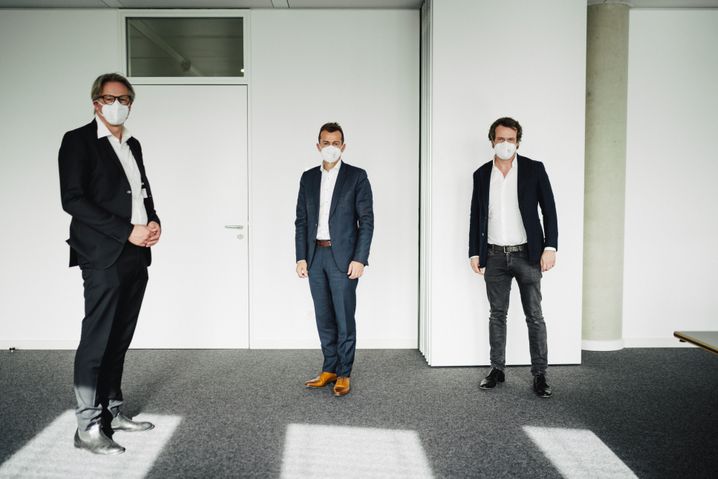 Faury (center) with DER SPIEGEL journalists Gerald Traufetter and Martin U. Müller: "Where we are in 30 years is completely up to us."