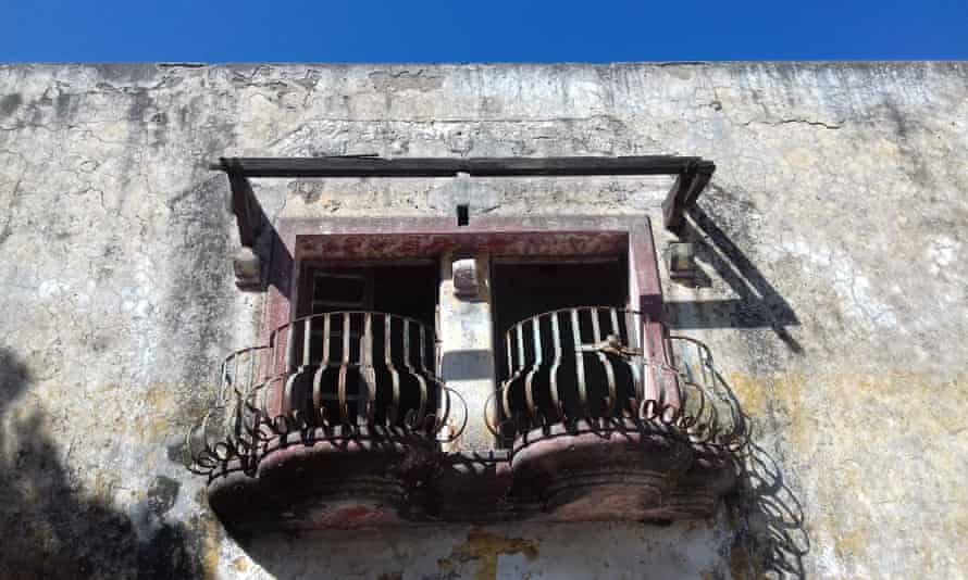 An abandoned Italian building in Eleousa.