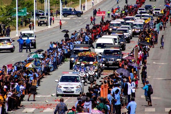 Lining up as the police escorted a hearse carrying the coffin of Papua New Guinea’s first prime minister, Michael Somare, in Port Moresby on Thursday.