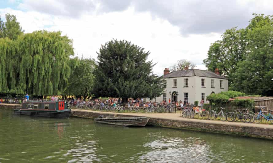 Isis Farmhouse Tavern alongside River Thames (or Isis), Oxford, UK