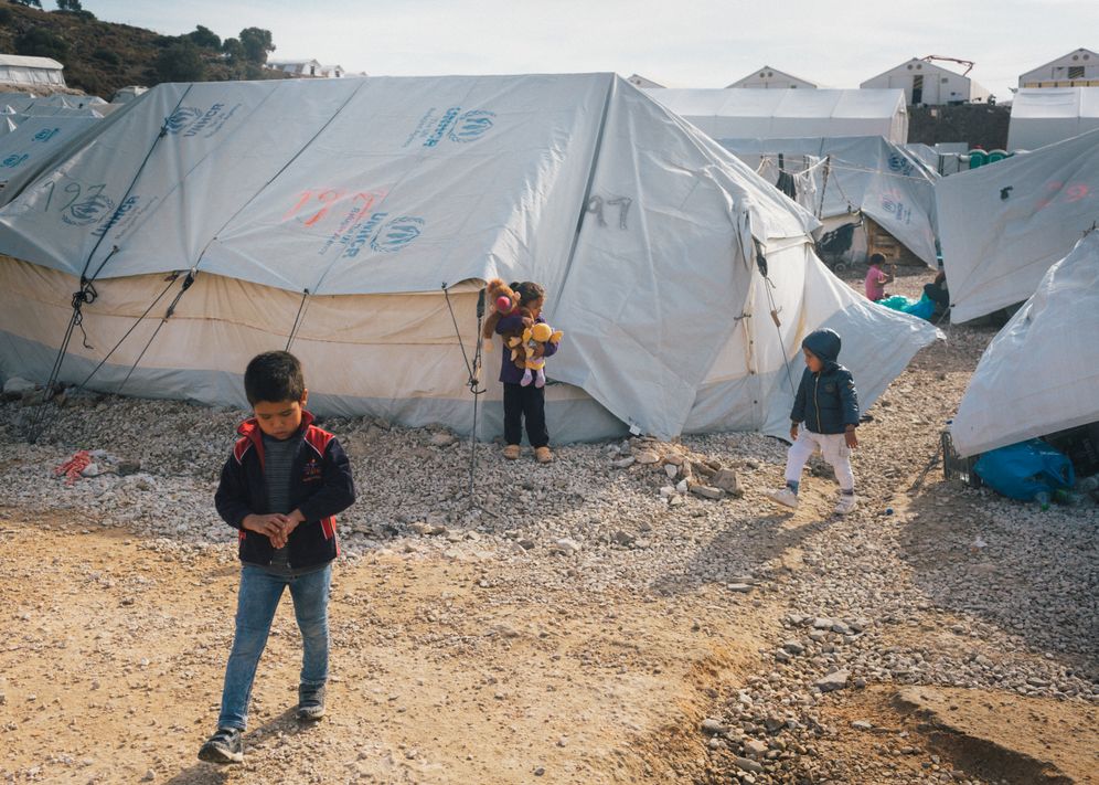 Children in the camp at Kara Tepe: Psychologists have reported that some children are pulling their hair out.