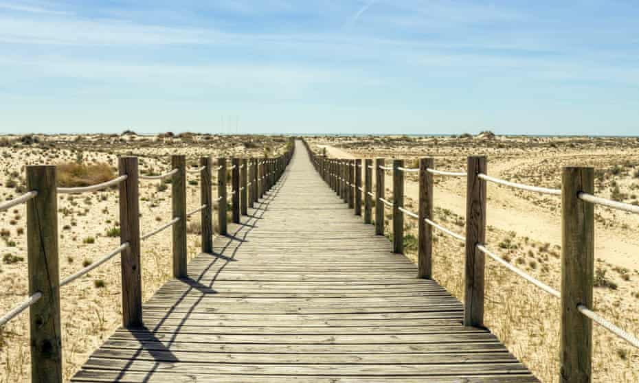 The boardwalk leading to Armona beach