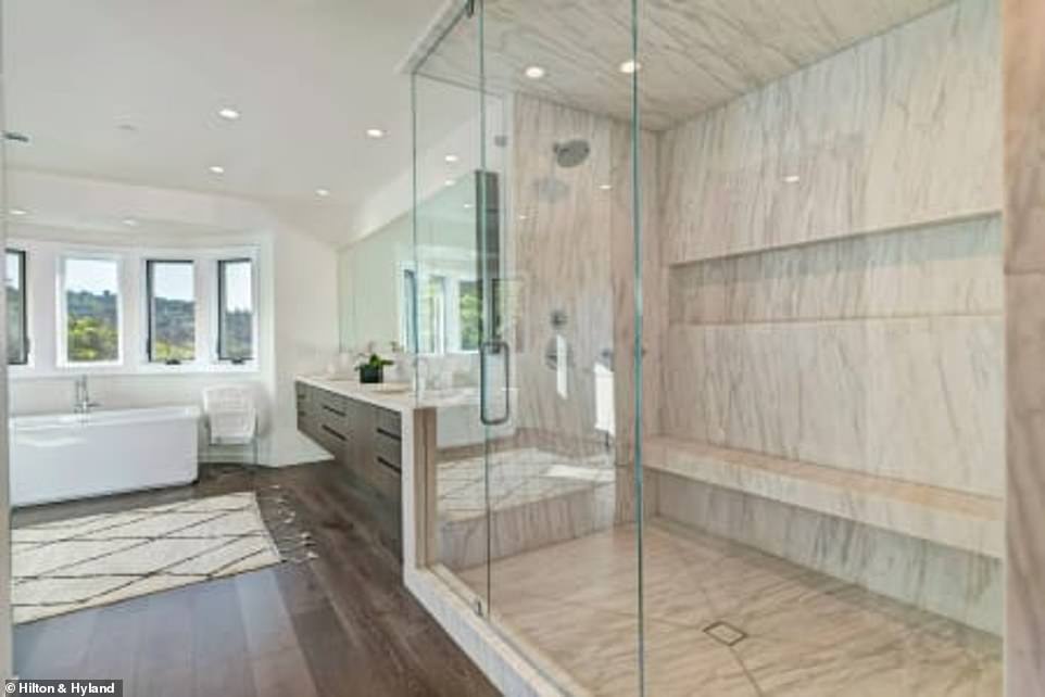 Walk in shower: The spacious shower room