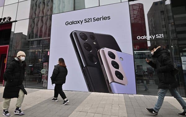 A Samsung store in Seoul. The company’s Galaxy S21 series of  phones have sold well in the United States since their introduction in January. 