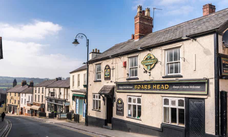 Looking down Clwyd street past the Boar’s Head pub in the centre of Ruthin, Denbighshire, North Wales, UK.