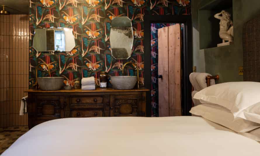 An atmospheric bedroom in Kilmartin Castle