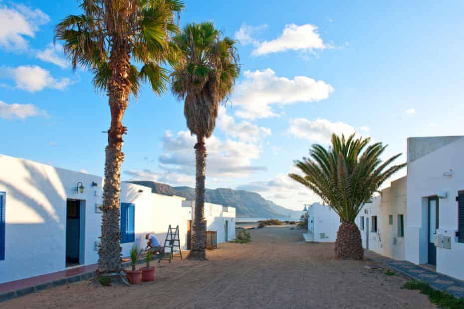 Caleta del Sebo, the island’s ‘capital’.