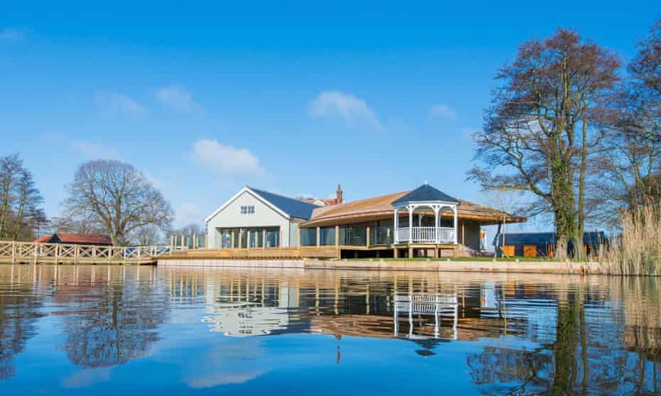 Boathouse lodge