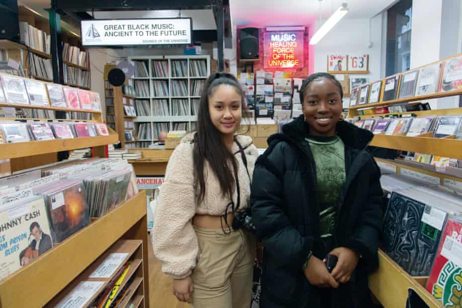 Music lovers Joisse Clamor and Ella Niles at Sound of the Universe