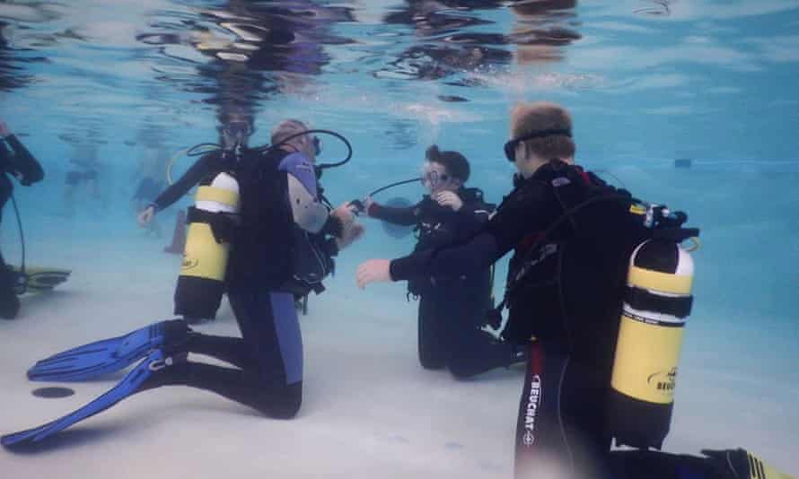 Easy Divers practise skills in a swimming pool