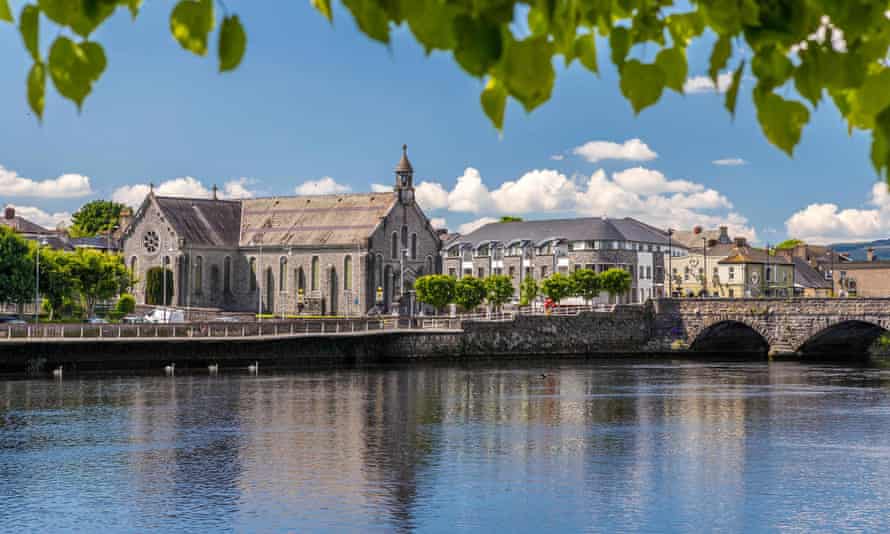 King John’s Castle and the River Shannon, Limerick, County Limerick, Munster, Ireland, Europe.