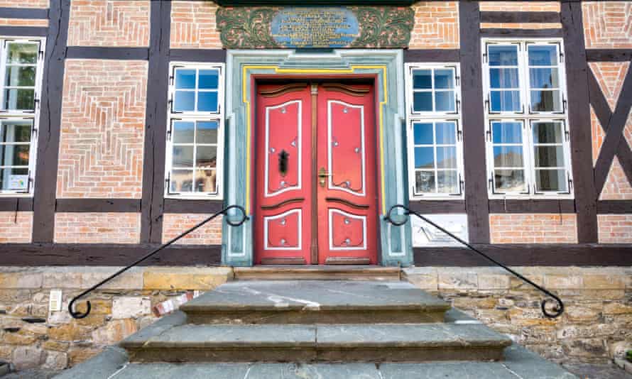 The facade of a half-timbered house in Goslar’s old town.