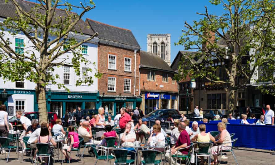 Pavement Cafe in St Samson’s Square in the city centre with a tower of York Minster behind, York, North Yorkshire, England. Image shot 06/2009. Exact date unknown.BBK60F Pavement Cafe in St Samson’s Square in the city centre with a tower of York Minster behind, York, North Yorkshire, England. Image shot 06/2009. Exact date unknown.