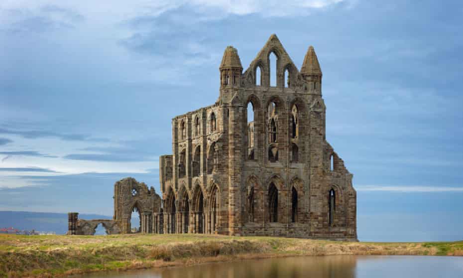 Whitby Abbey, overlooking the North Sea on the East Cliff above Whitby in North Yorkshire, England2AH1C87 Whitby Abbey, overlooking the North Sea on the East Cliff above Whitby in North Yorkshire, England