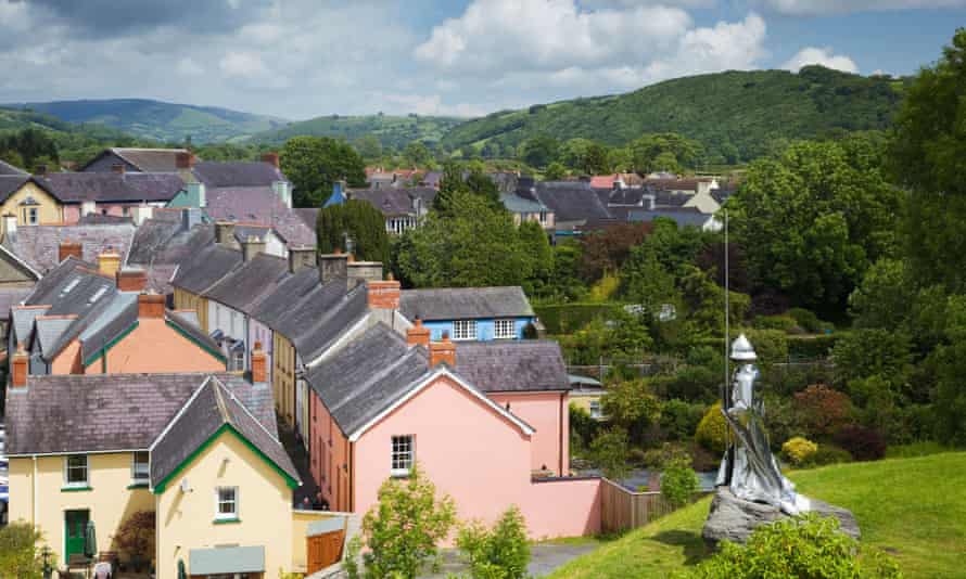 Statue of Llywelyn ap Gruffydd overlooking the town of Llandovery.