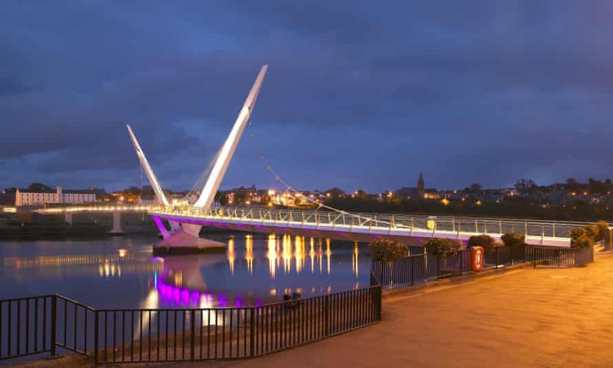 Peace Bridge, Derry, illuminated at night.