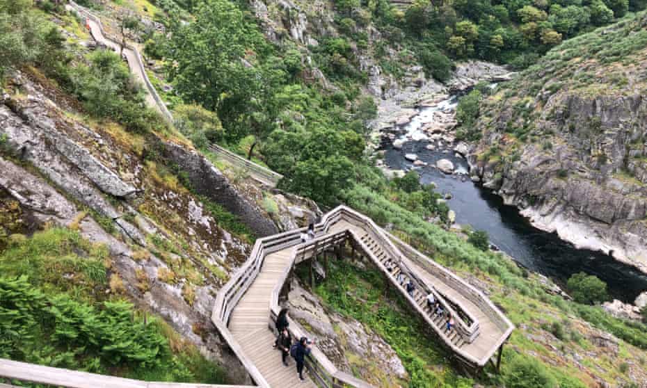 The wooden passadiço down the ravine in the Geopark.