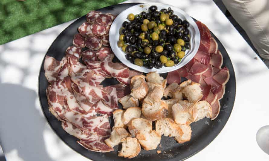 Corsican charcuteriePlat typique de pain, olives et charcuterie