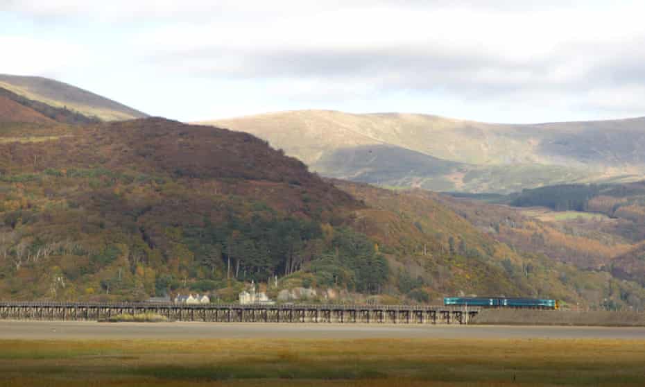 train on Barmouth bridge