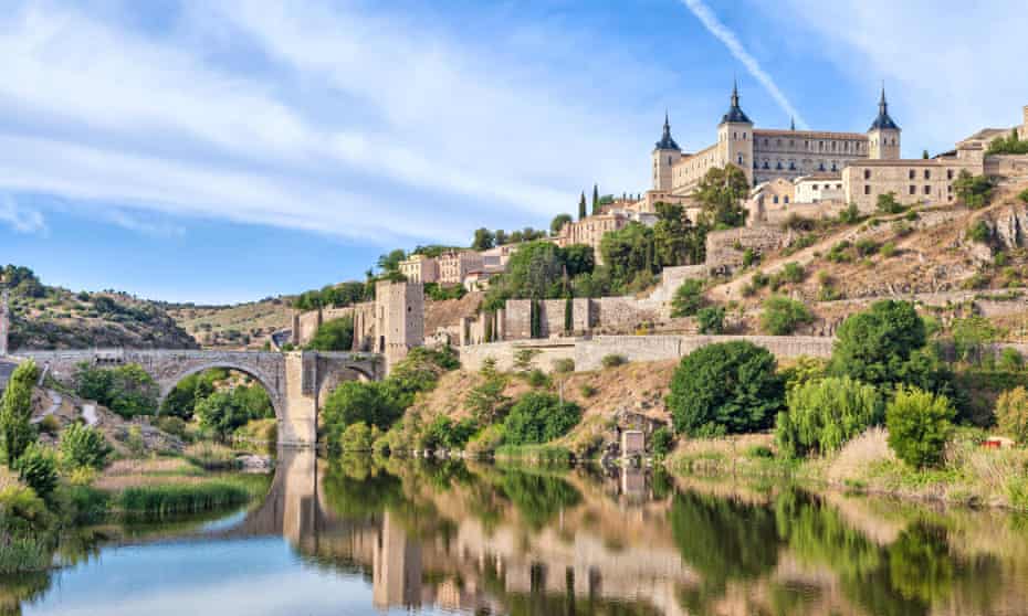 View on Puente de Alcantara and Alcazar de Toledo from side of Tagus river, Toledo, SpainFDX5YA View on Puente de Alcantara and Alcazar de Toledo from side of Tagus river, Toledo, Spain