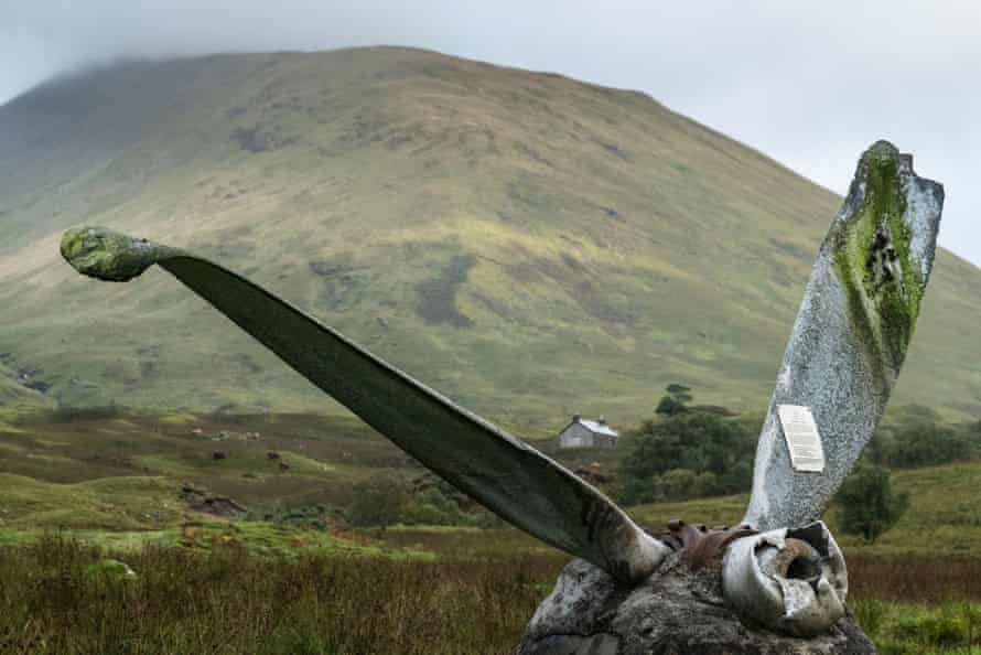 Tomsleibhe Bothy in Glen Forsa - the propeller remains as a memorial outside
