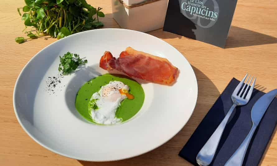 Green soup with poached egg